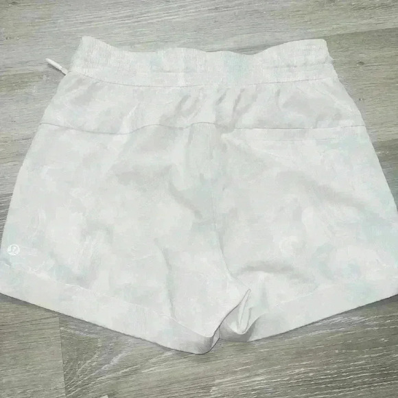 Lululemon Spring Break Away Short *4-way Stretch 3"
Eternal Wave White size 4 - Picture 9 of 13